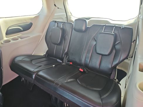 Used 2022 Chrysler Pacifica Touring-L FWD image 16