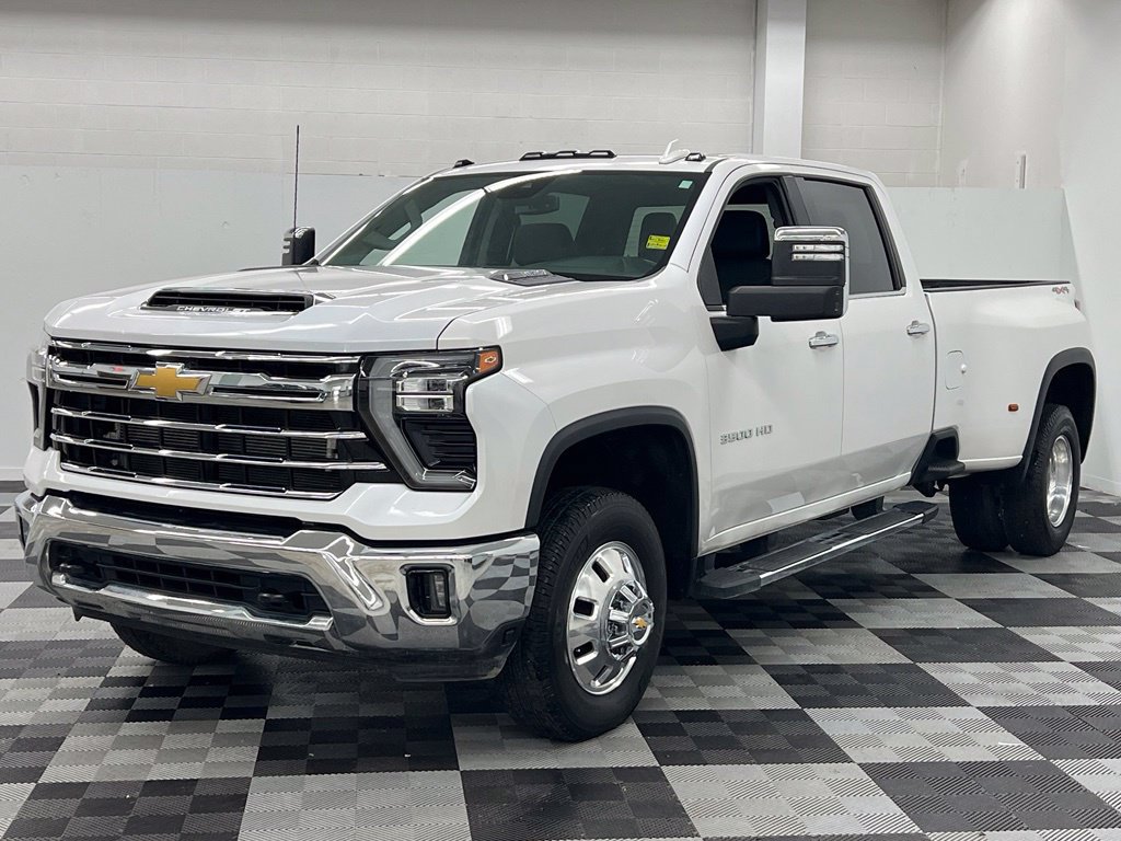 Used 2024 Chevrolet Silverado 3500 LTZ w/ LTZ Convenience Package AWD/4WD image 3