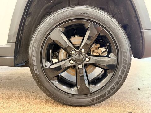 Used 2023 Jeep Grand Cherokee Altitude AWD/4WD image 25