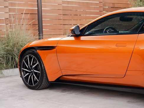 Used 2018 Aston Martin DB11 Coupe image 27