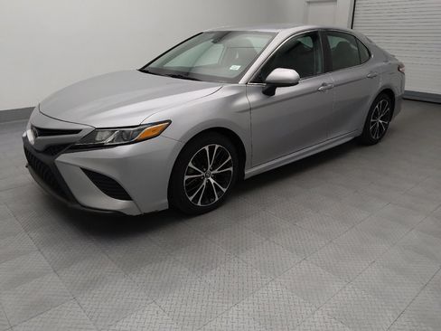 Used 2020 Toyota Camry SE FWD image 2