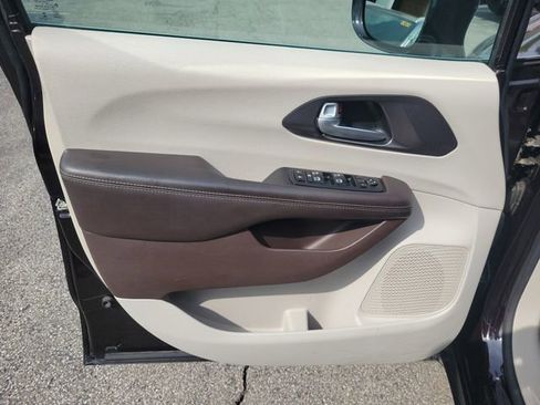Used 2017 Chrysler Pacifica Touring-L Plus w/ Advanced Safetytec Group FWD image 18