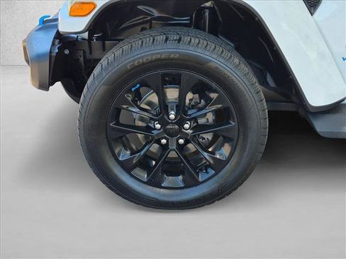 Used 2023 Jeep Wrangler Unlimited Sahara w/ Cold Weather Group AWD/4WD image 9