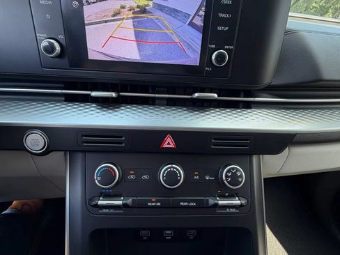 Used 2023 Kia Carnival LX FWD image 8