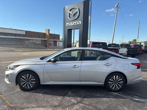 Used 2024 Nissan Altima 2.5 SV image 2