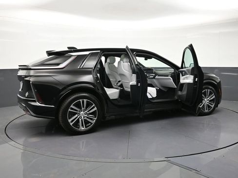 Used 2025 Cadillac Lyriq Luxury AWD/4WD image 32