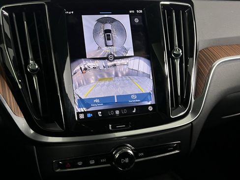 Used 2025 Volvo V60 B5 Cross Country Plus image 19