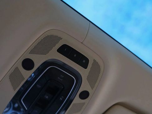 Used 2018 Bentley Bentayga image 51