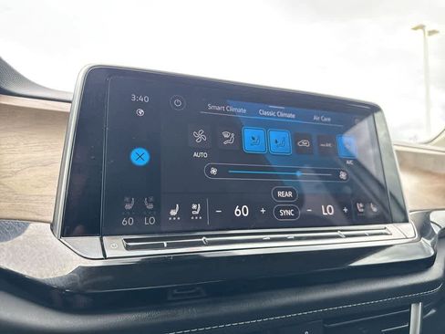 Used 2025 Volkswagen Atlas SE FWD image 19