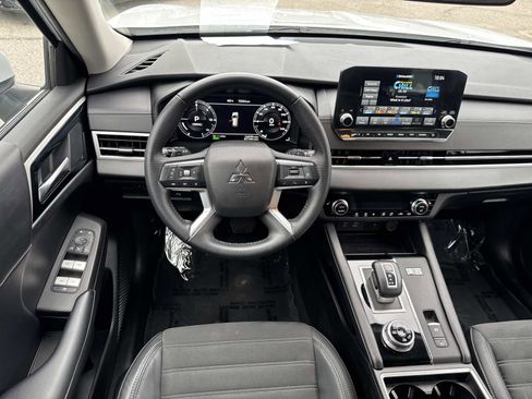 Used 2023 Mitsubishi Outlander SE image 8