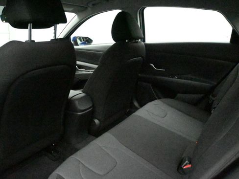 Used 2023 Hyundai Elantra SE w/ Preferred Accessory Package image 10