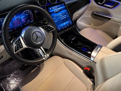 Used 2025 Mercedes-Benz GLC 300 image 9