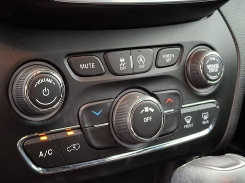 Used 2019 Jeep Cherokee Latitude Plus w/ Cold Weather Group AWD/4WD image 18