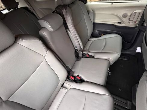 Used 2022 Toyota Sienna XLE FWD image 33