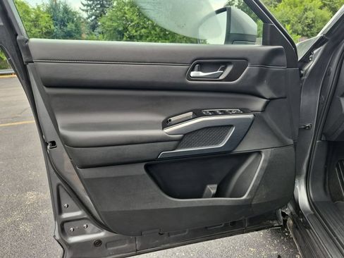 Used 2025 Nissan Pathfinder SL AWD/4WD image 12
