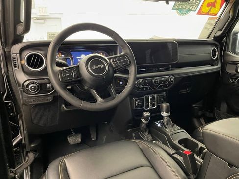 Certified 2025 Jeep Gladiator Mojave AWD/4WD image 11