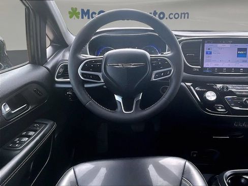 Used 2025 Chrysler Pacifica Select FWD image 10