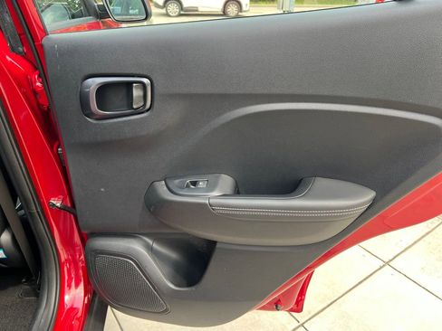 Used 2023 Hyundai Venue Limited FWD image 8