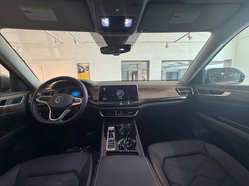 Used 2025 Volkswagen Atlas SE image 33