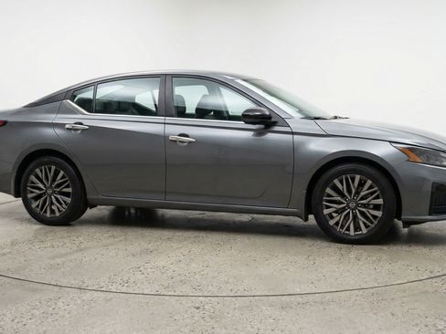 Used 2025 Nissan Altima 2.5 SV FWD image 11