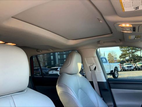 Used 2021 Toyota Highlander XLE FWD image 13