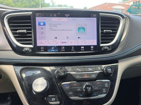 Used 2021 Chrysler Pacifica Touring FWD image 5