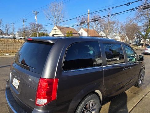 Used 2016 Dodge Grand Caravan SXT image 9