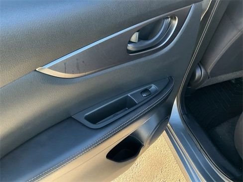 Used 2021 Nissan Rogue Sport S image 19