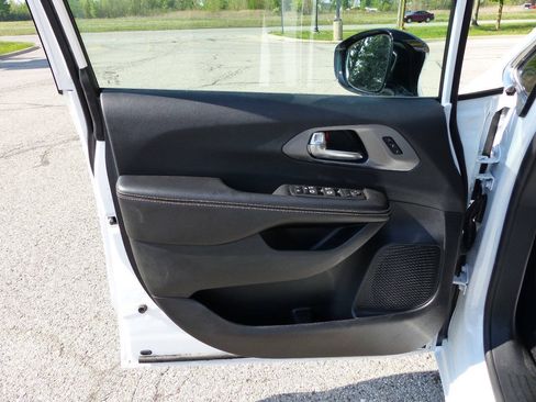 Used 2026 Chrysler Pacifica Select FWD image 18
