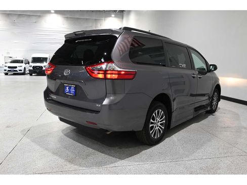 Used 2020 Toyota Sienna XLE FWD image 6