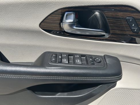Used 2023 Chrysler Pacifica Limited FWD image 14