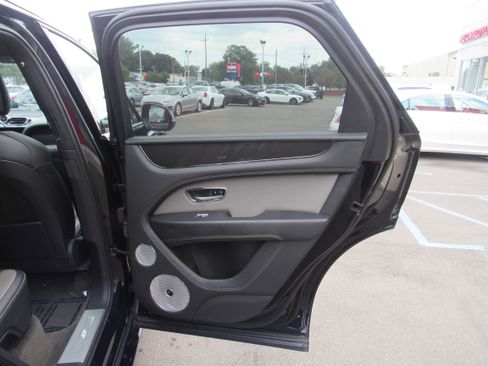 Used 2022 Bentley Bentayga AWD/4WD image 12