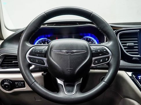 Used 2023 Chrysler Pacifica Limited FWD image 15