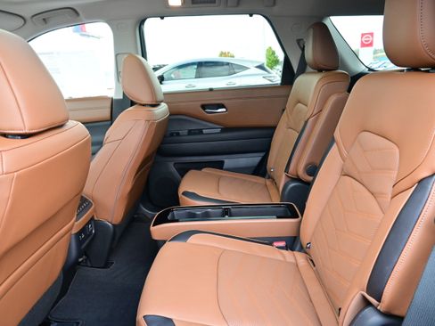 New 2025 Nissan Pathfinder Platinum image 16