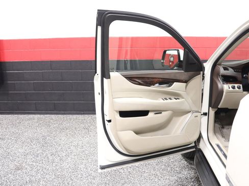 Used 2015 Cadillac Escalade Luxury AWD/4WD image 35