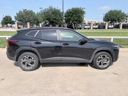 Used 2024 Chevrolet Trax LT w/ LT Convenience Package FWD image 3