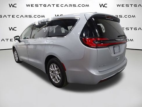Used 2024 Chrysler Pacifica Touring-L image 5