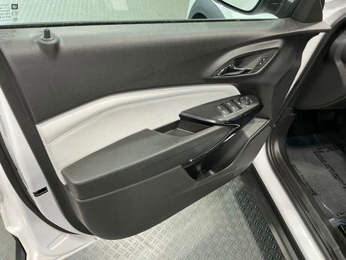 Used 2025 Chevrolet Trax LT w/ LT Convenience Package FWD image 39