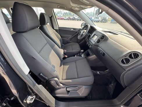 Used 2017 Volkswagen Tiguan S image 38
