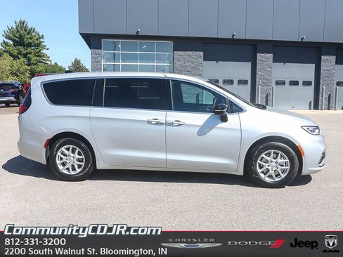 New 2026 Chrysler Pacifica Select image 8
