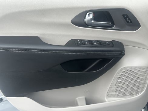 Used 2023 Chrysler Pacifica Touring-L FWD image 10