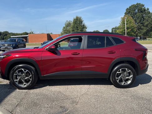 Used 2025 Chevrolet Trax LT w/ LT Convenience Package FWD image 2