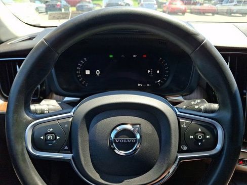 Used 2022 Volvo XC60 B5 Momentum w/ Climate Package AWD/4WD image 24