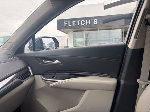 Used 2021 Cadillac XT4 Luxury w/ Cold Weather Package image 11