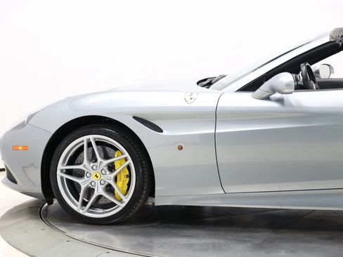 Used 2015 Ferrari California T RWD image 8
