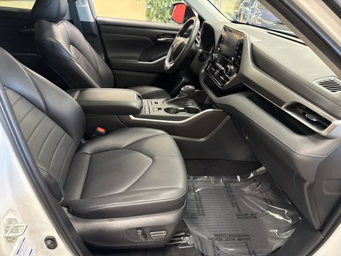 Used 2022 Toyota Highlander XLE image 15