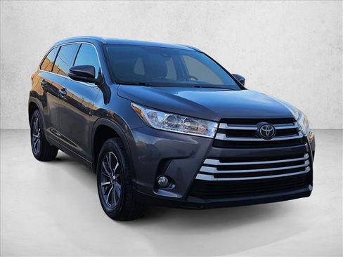 Used 2018 Toyota Highlander XLE image 3
