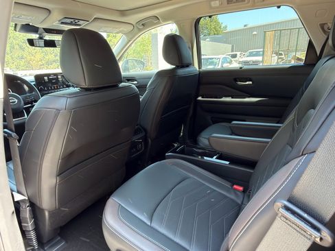 Used 2024 Nissan Pathfinder Platinum image 21