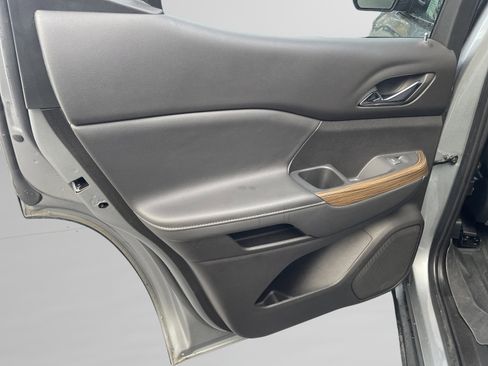 Used 2023 GMC Acadia SLE image 10