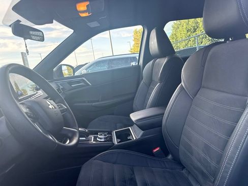 Used 2023 Mitsubishi Outlander SE AWD/4WD image 2